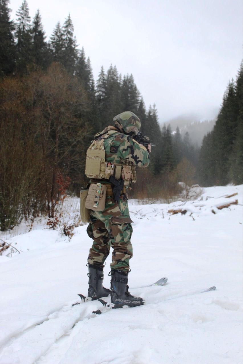 FOTO Pe schiuri și cu mitralierele în mână: militarii din Moldova se antrenează în România