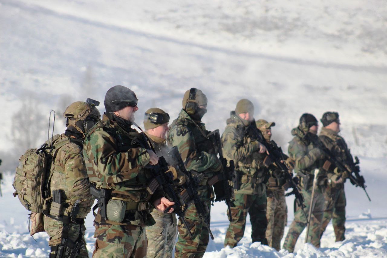 FOTO Pe schiuri și cu mitralierele în mână: militarii din Moldova se antrenează în România