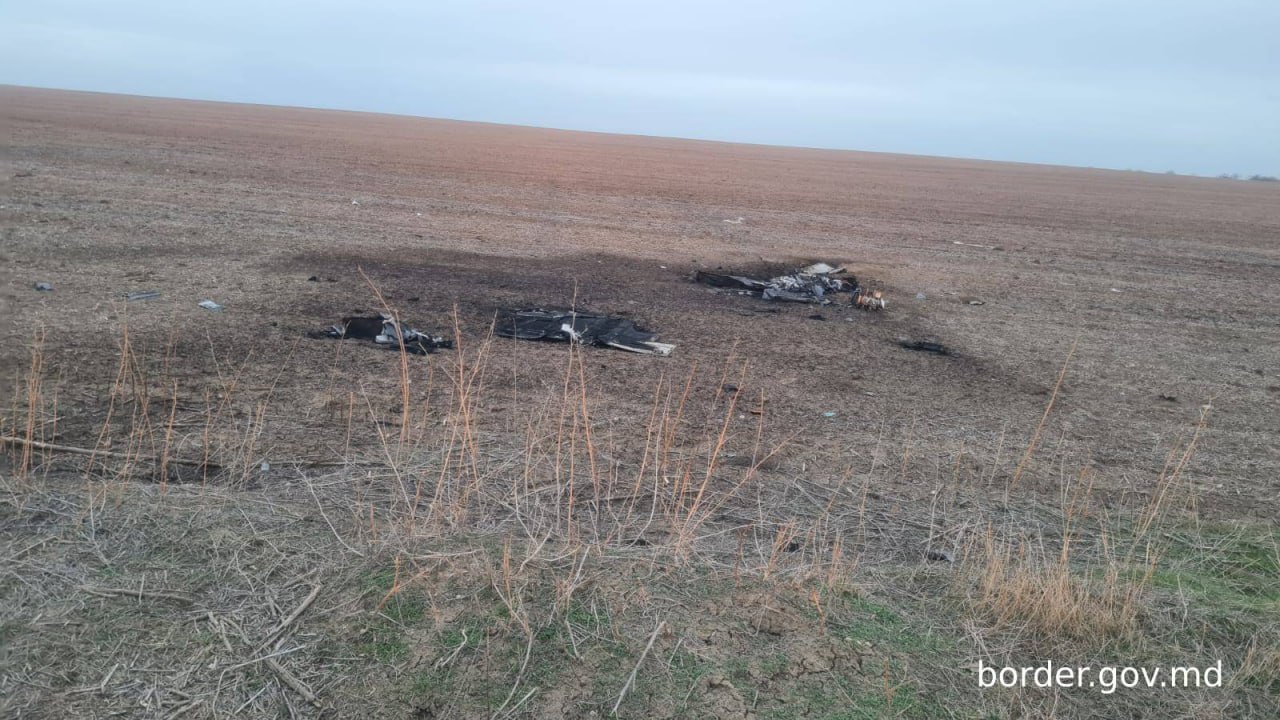 (FOTO) În Moldova au fost descoperite rămășițele unei drone de luptă. Mesaj de la Poliția de Frontieră