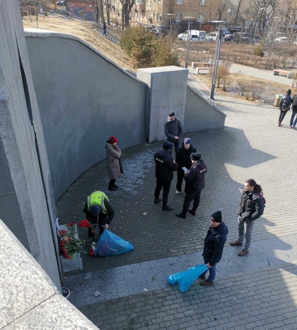 (ВИДЕО) В российских городах пытаются уничтожить стихийные мемориалы в память о Навальном