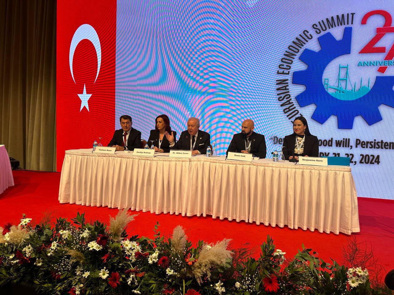 Bașcanul Evghenia Guțul a plecat la forumul economic de la Istanbul. A publicat fotografii alături de ex-președintele Lucinschi