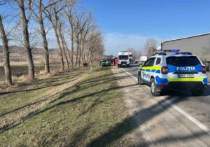 (ФОТО) В Сынжерейском районе произошло смертельное ДТП. Водитель легкового автомобиля нарушил разметку и столкнулся с грузовиком