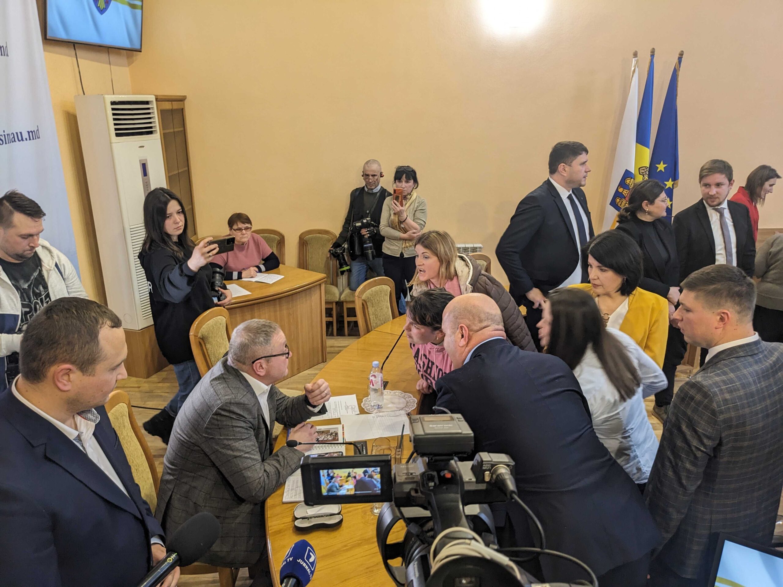 VIDEO Haos la prima ședință a Consiliului Municipal Chișinău din acest an. Ordinea de zi - aprobată după două ore