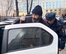 В Санкт-Петербурге священника, планировавшего провести панихиду по Навальному, сначала задержали, а потом госпитализировали с инсультом