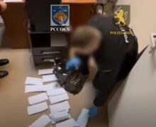 (ВИДЕО) Одна из партий готовила взятки в конвертах? В Молдове задержали сотрудницу мэрии Оргеева и курьера