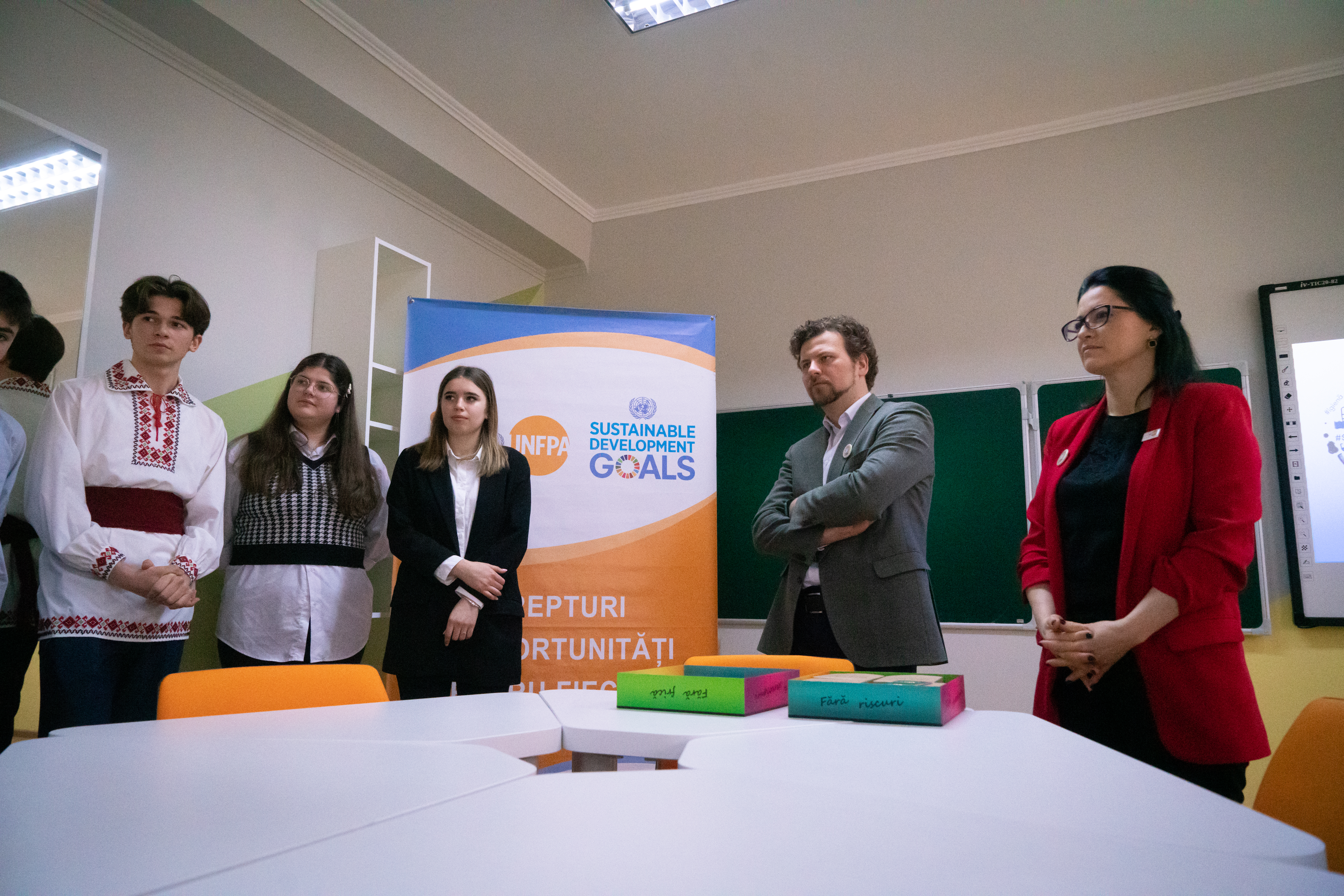 Absorbante gratis în patru școli din Moldova. Ministrul Educației, prezent la lansarea inițiativei