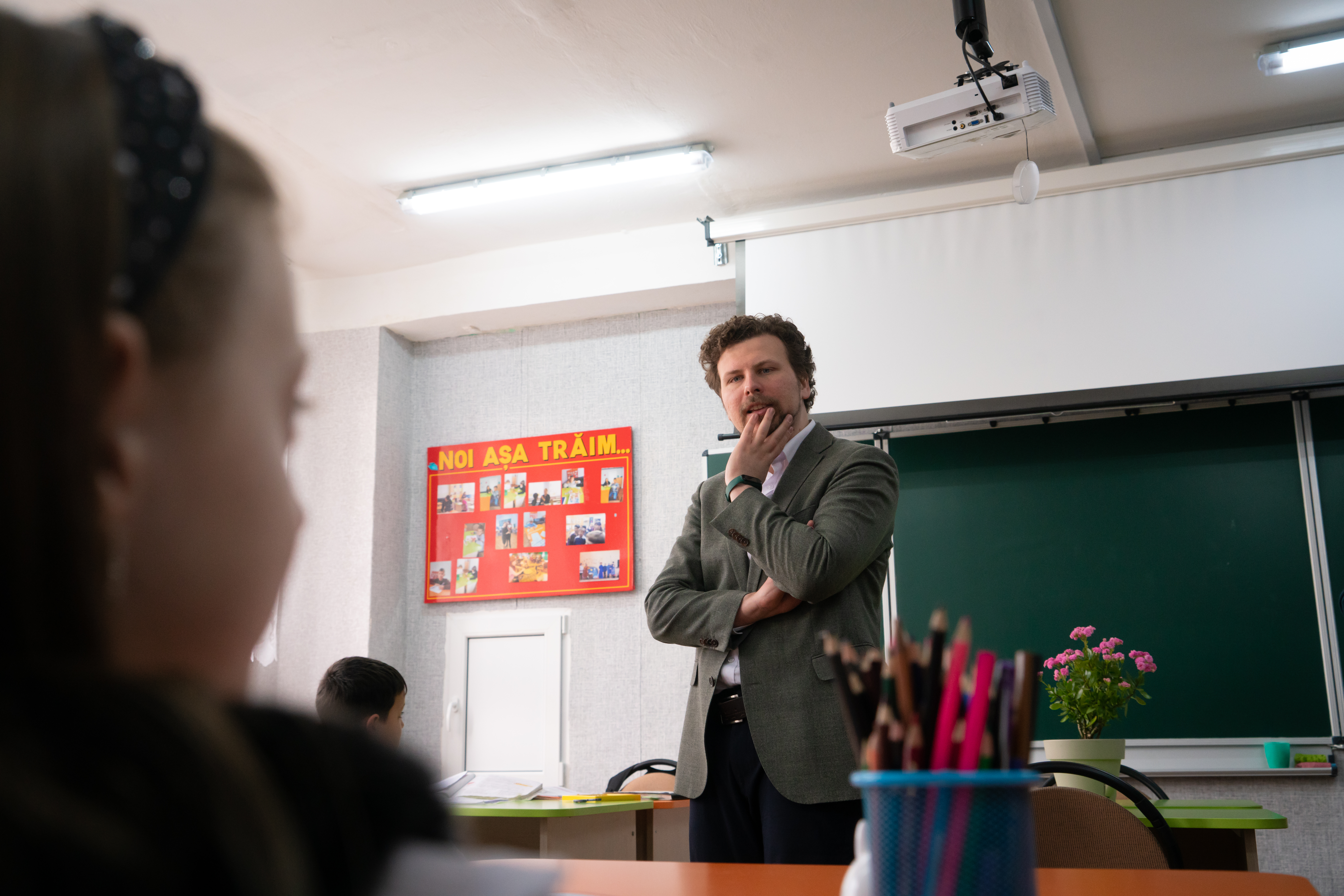 Absorbante gratis în patru școli din Moldova. Ministrul Educației, prezent la lansarea inițiativei