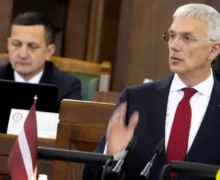 Глава МИД Латвии уйдет в отставку на фоне коррупционного скандала. Будучи премьер-министром он потратил более €1,3 млн на перелеты