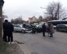 VIDEO Accident rutier în Chișinău: Patru persoane au ajuns la spital, după ce trei mașini s-au ciocnit