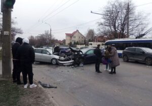 (ФОТО, ВИДЕО) В Кишиневе столкнулись три автомобиля. Есть пострадавшие