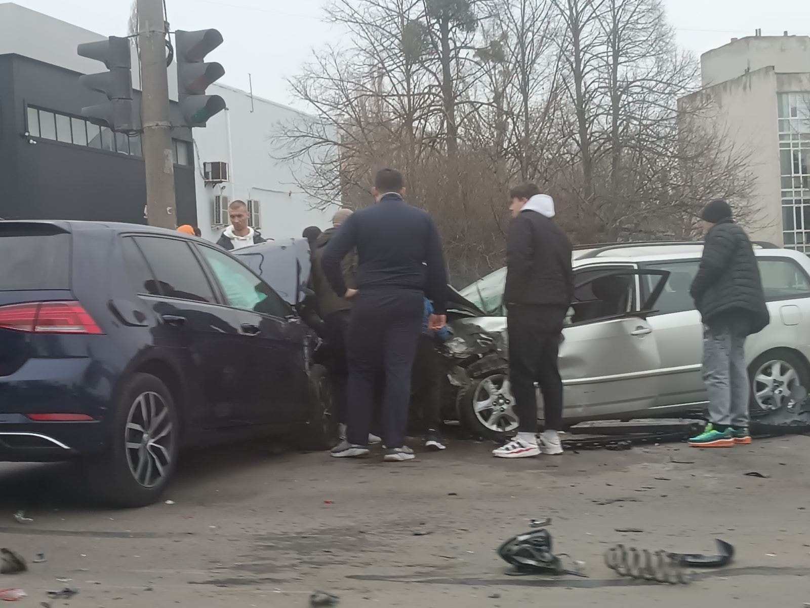 (ФОТО, ВИДЕО) В Кишиневе столкнулись три автомобиля. Есть пострадавшие