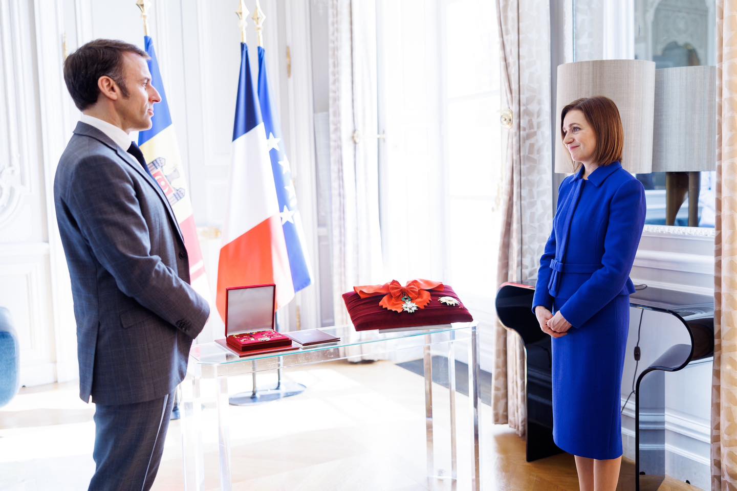 DOC Sandu și Macron și-au înmânat cele mai înalte distincții de stat la Paris: „Mulțumesc, dragă Emmanuel”