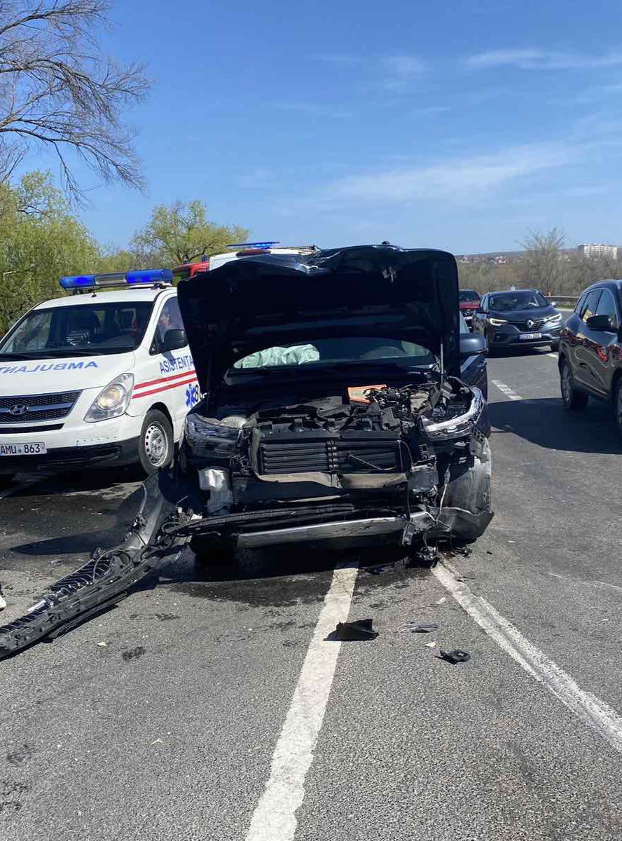 FOTO Accident la intrarea în Ialoveni: două persoane, transportate la spital. Un șofer nu ar fi cedat trecerea 