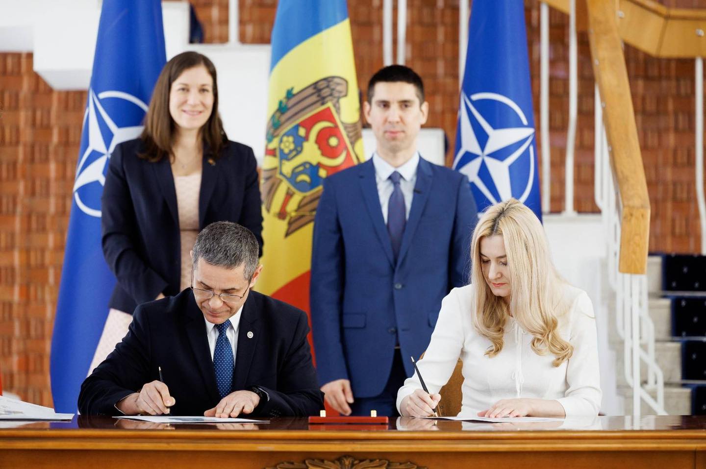 „Va rămâne în istorie”. Timbrul poștal dedicat parteneriatului Moldova-NATO, semnat de oficiali la Chișinău