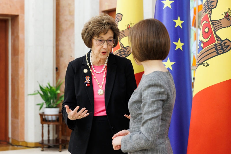 (ВИДЕО) Президент Молдовы вручила «Орден республики» госсекретарю штата Северная Королина