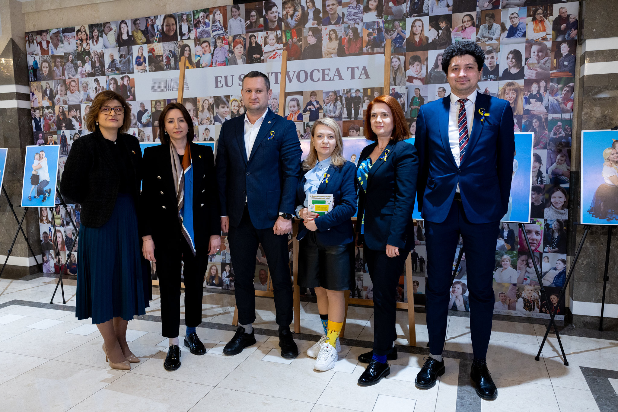 (ФОТО) Молдавские депутаты присоединились к флешмобу Lots of Socks в поддержку людей с синдромом Дауна