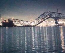 (ВИДЕО) В США обрушился автомобильный мост длиной 2,5 километра. В него врезалось грузовое судно