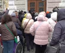 „Afară, Ceban” vs „Au fost mobilizați să vină”: Asistenții personali din Chișinău protestează, din nou, în fața Primăriei. Accesul în instituție, blocat