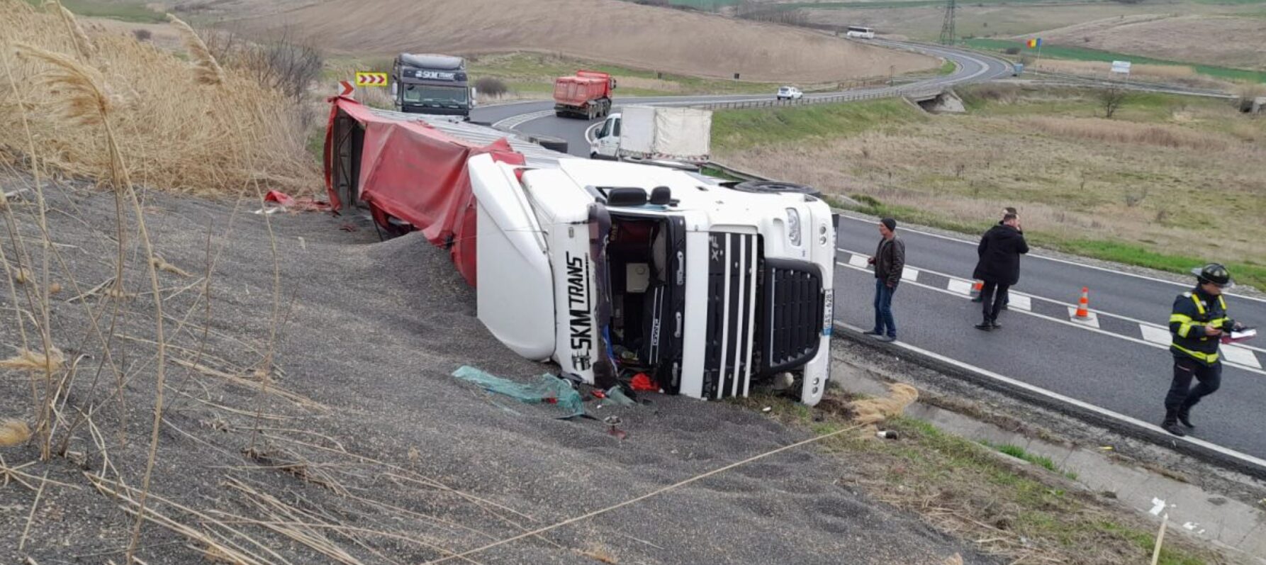 В Румынии перевернулся грузовик из Молдовы, груженный зерном