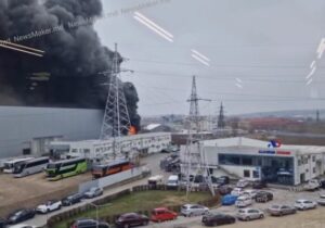 (ФОТО, ВИДЕО) Крупный пожар в Кишиневе. Загорелся склад с техникой