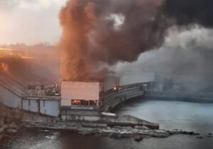 FOTO Mai multe orașe din Ucraina, fără lumină; o hidrocentrală, în flăcări. Ministru: cel mai mare atac asupra sistemului energetic ucrainean din ultima vreme