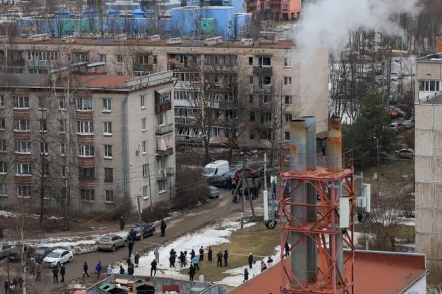 СМИ: В Санкт-Петербурге в жилой дом врезался беспилотник