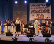 Майя Санду присвоила почетные звания музыкантам оркестра народной музыки Folclor