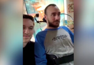 Un bărbat paralizat, cu cip pe creier, joacă șah cu ajutorul gândului. Neuralink-ul lui Musk a difuzat imaginile video