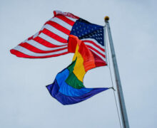 СМИ: Белый дом запретит вывешивать ЛГБТ-флаг в посольствах США