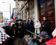 Коммунисты и социалисты устроили протест у здания ЦИК против голосования по почте
