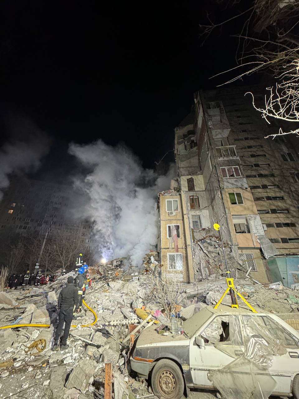(ФОТО, ВИДЕО) В Одессе беспилотник упал на многоэтажку. Есть погибшие