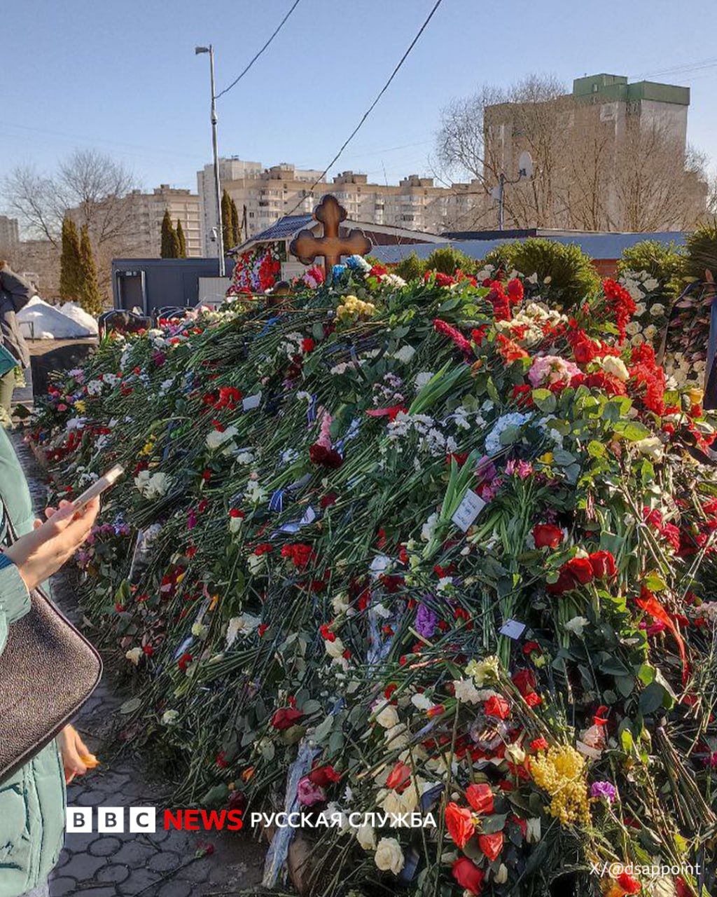 FOTO Un munte de flori pe mormântul lui Navalnîi: oamenii continuă să vină la cimitirul unde a fost îngropat 