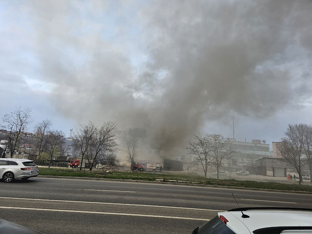 (ФОТО, ВИДЕО) В Кишиневе произошел пожар на складе. На месте происшествия работали 10 пожарных расчетов (обновлено)