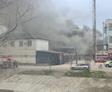 (ФОТО, ВИДЕО) В Кишиневе произошел пожар на складе. На месте происшествия работали 10 пожарных расчетов (обновлено)