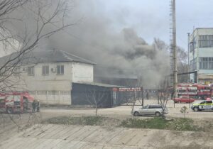 (ФОТО, ВИДЕО) В Кишиневе произошел пожар на складе. На месте происшествия работали 10 пожарных расчетов (обновлено)