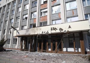 (ФОТО) В российском Белгороде беспилотник врезался в здание городской администрации. Есть пострадавшие