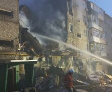 Apartamente în ruină, morți și răniți. Două blocuri de locuit din Sumî și Krivoi Rog, orașul natal al lui Zelenski, atacate cu drone și rachete