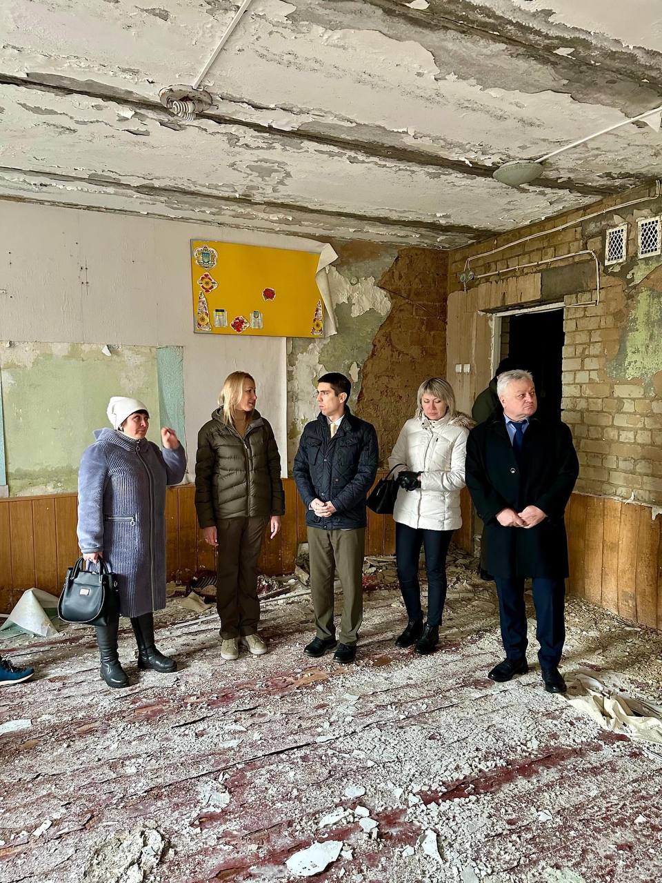 Popșoi a vizitat o școală din Ucraina, distrusă în război: „Rusia trebuie să achite pentru toate pagubele provocate”