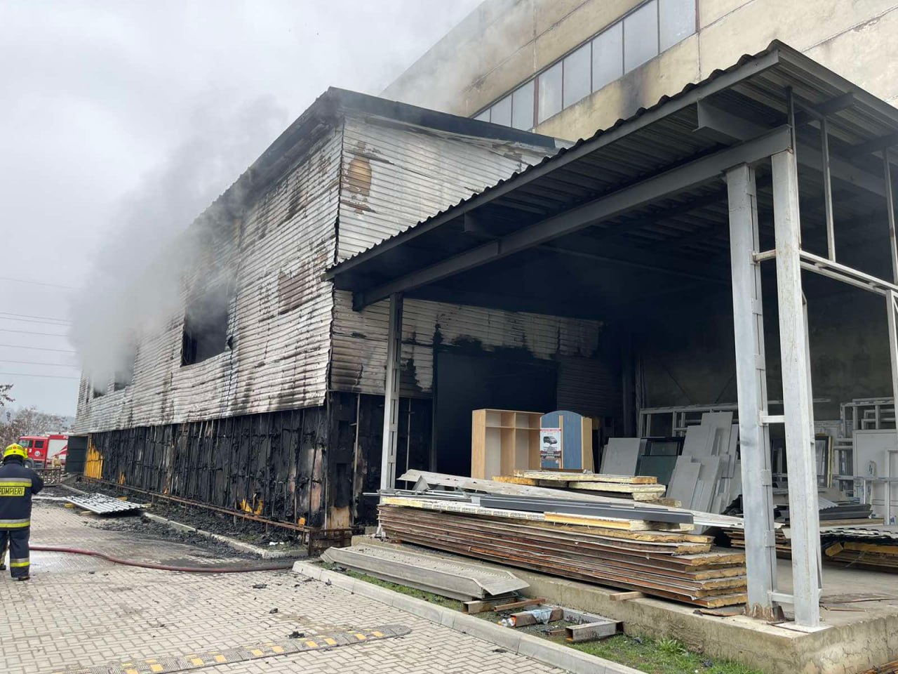 (ФОТО, ВИДЕО) Крупный пожар в Кишиневе. Загорелся склад с техникой