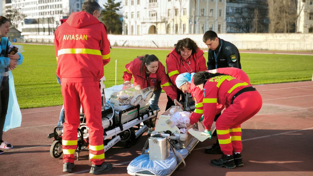 Intervenție cu elicopterul SMURD în Moldova: un bebeluș de două luni a fost transportat din Chișinău la Iași