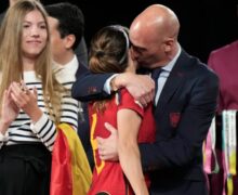 Бывшему главе Федерации футбола Испании грозит до двух с половиной лет тюрьмы. Он поцеловал в губы футболистку