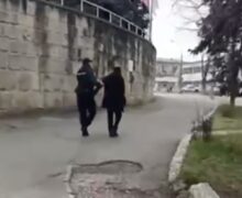 (ВИДЕО) В центре Кишинева задержали мужчину, который угрожал прохожим ножом