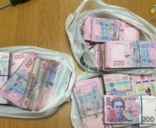 (ВИДЕО) Таможенники нашли в багаже водителя рейсового автобуса 600 тыс. гривен. Он пытался незаконно ввезти их в Молдову из России