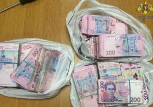 (ВИДЕО) Таможенники нашли в багаже водителя рейсового автобуса 600 тыс. гривен. Он пытался незаконно ввезти их в Молдову из России
