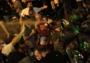 (ВИДЕО) В Тбилиси во время протеста против закона «об иноагентах» полиция применила перцовый газ