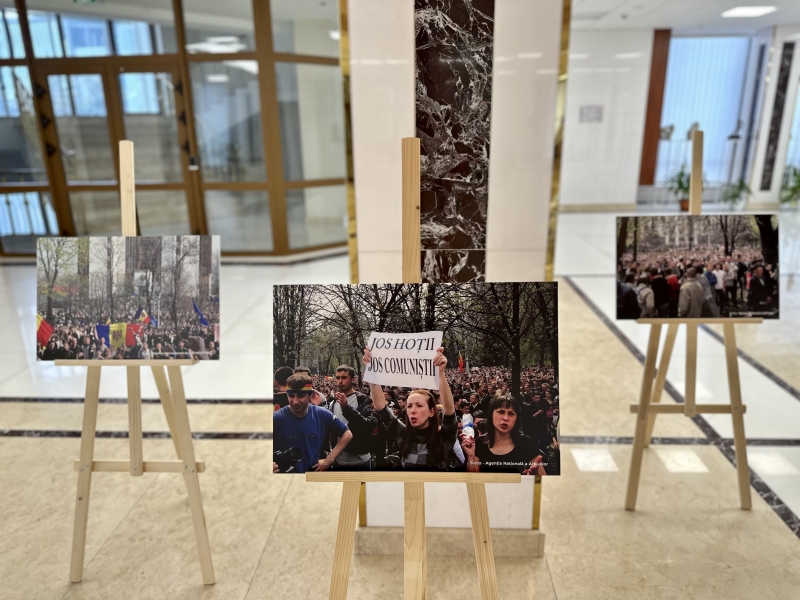 FOTO 15 ani de la protestele din 7 aprilie: expoziție la Președinție. Maia Sandu: Această zi va rămâne un simbol al puterii 