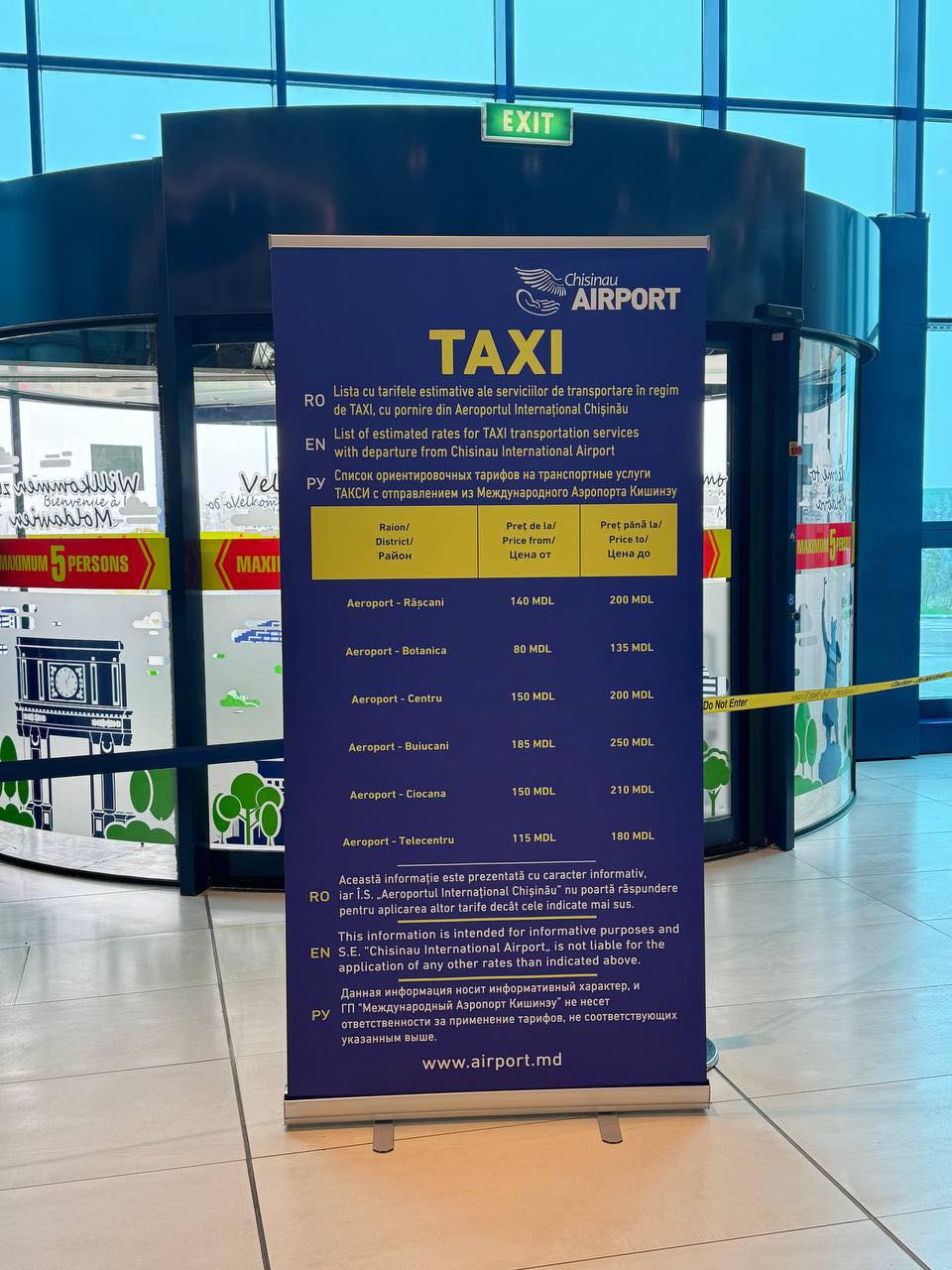 FOTO La Aeroport a fost instalat un panou cu prețurile aproximative la serviciile de taxi autorizate: care sunt tarifele