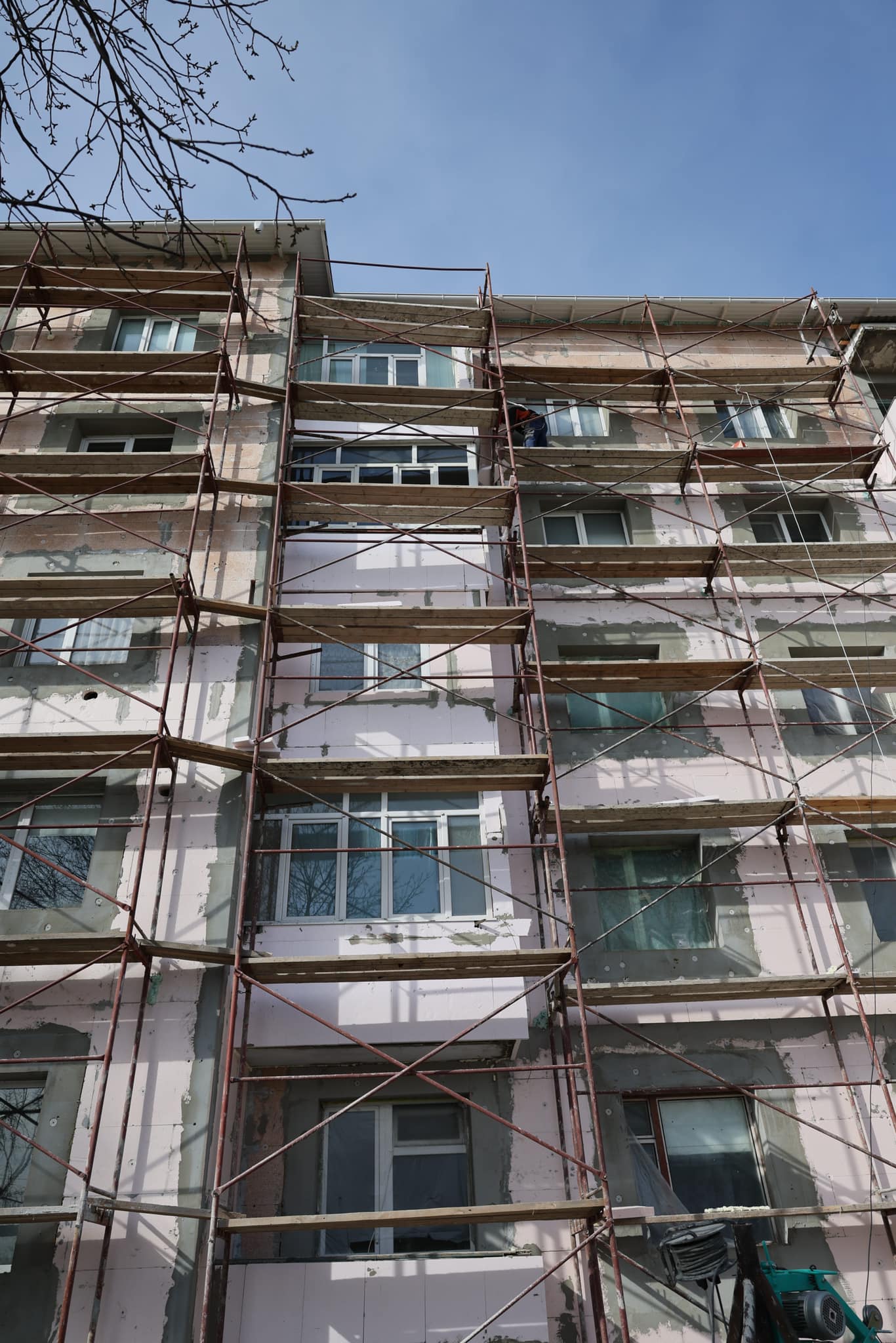 FOTO Blocul din Șoldănești, care risca să se prăbușească, este reparat: când vor reveni familiile în apartamente