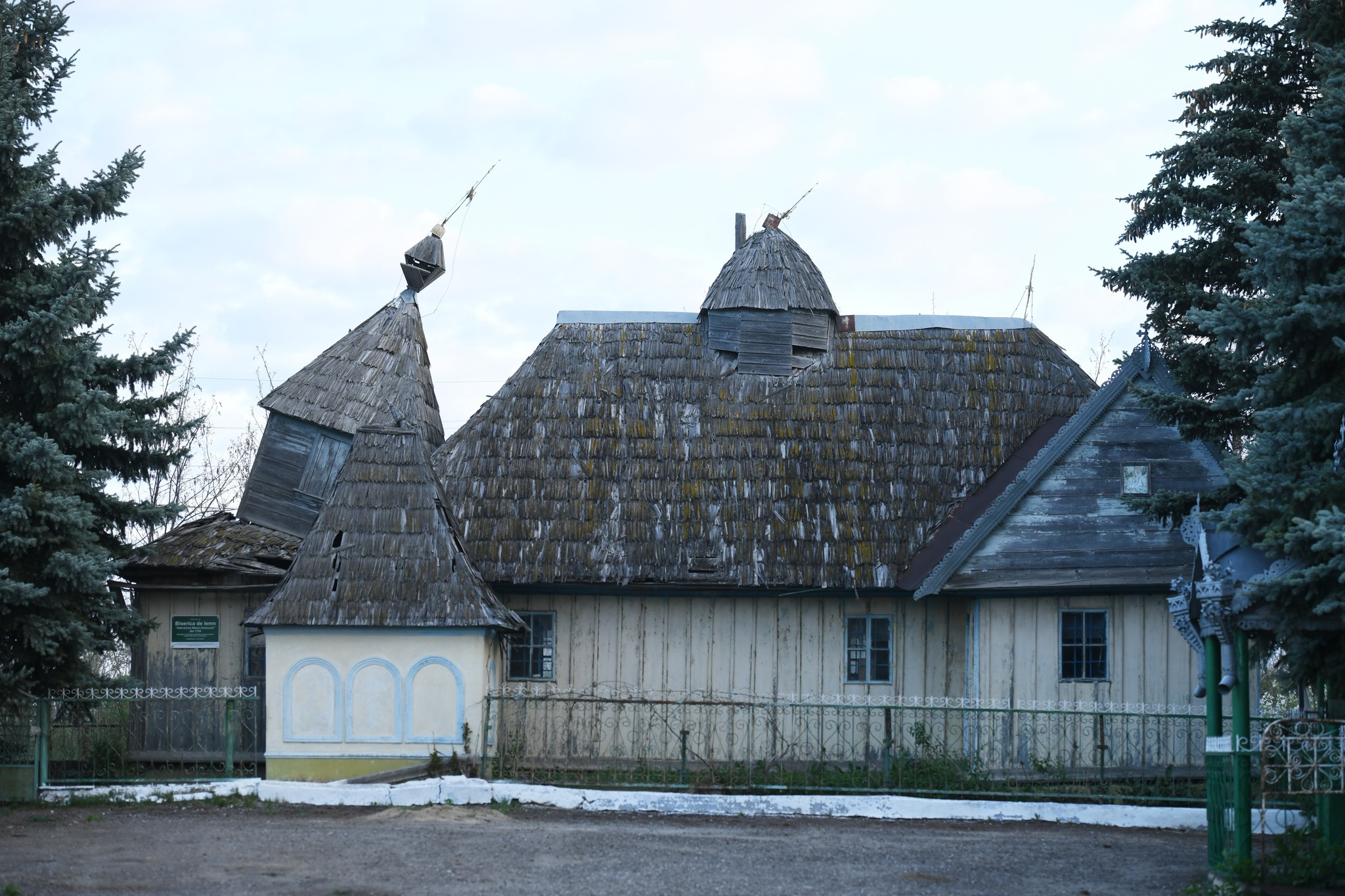 VIDEO Biserica din lemn din satul Măcăreuca, veche de peste 230 de ani, riscă să se prăbușească. Preot: „Tragem nădejde la ajutor”
