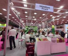 (ФОТО) Молдавские производители приняли участие в международной выставке фруктов и овощей в Греции